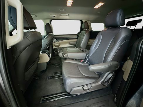 Used 2026 Kia Carnival FWD image 29