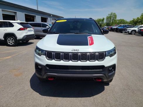 Used 2025 Jeep Compass Trailhawk AWD/4WD image 3