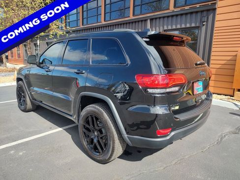 Used 2018 Jeep Grand Cherokee Laredo image 3