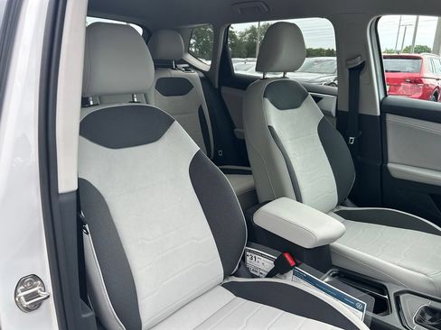 New 2026 Volkswagen Taos SE FWD image 32