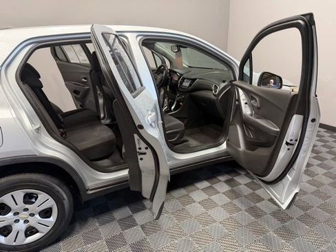 Used 2017 Chevrolet Trax LS w/ Fleet Convenience Package FWD image 20