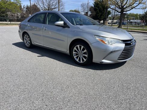 Used 2017 Toyota Camry XLE w/ Moonroof Package image 2