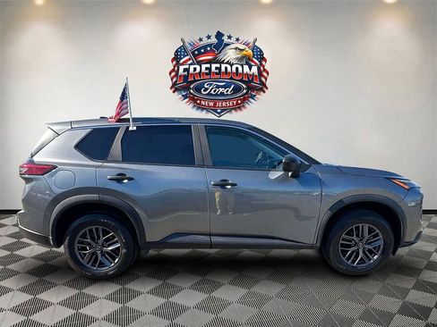 Used 2024 Nissan Rogue S FWD image 3