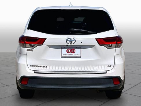 Used 2017 Toyota Highlander Plus FWD image 5