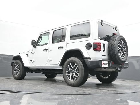 Used 2025 Jeep Wrangler Unlimited Sahara AWD/4WD image 42