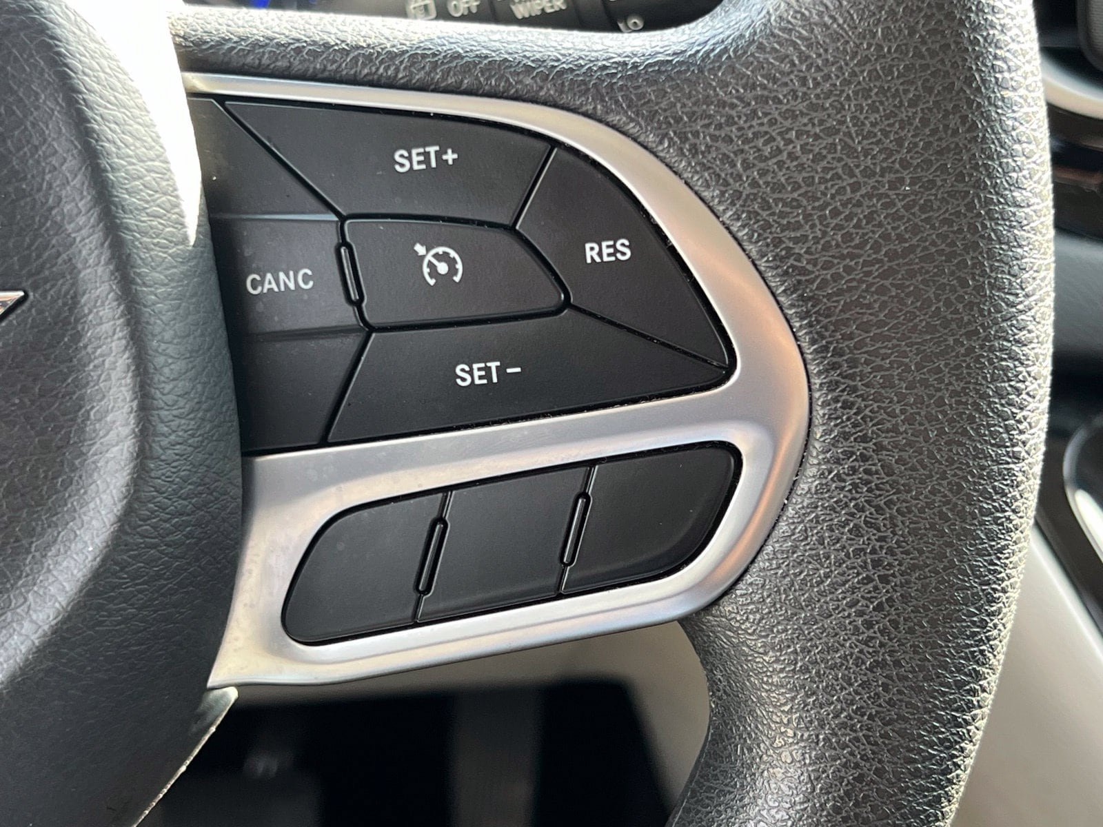 Used 2018 Chrysler Pacifica Touring Plus w/ Tire & Wheel Group FWD image 31