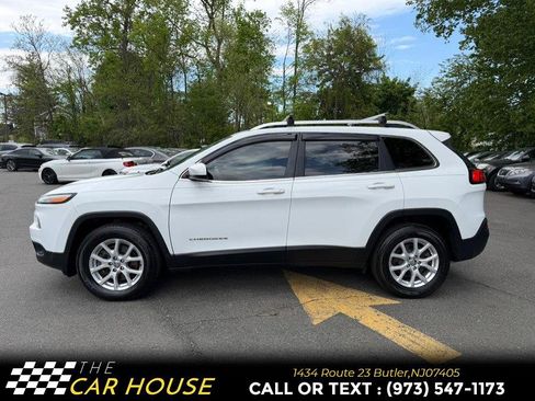 Used 2017 Jeep Cherokee Latitude w/ Comfort & Sound Group AWD/4WD image 4