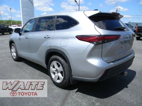 Used 2023 Toyota Highlander LE AWD/4WD image 4