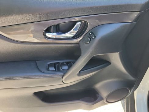 Used 2018 Nissan Rogue SV image 22