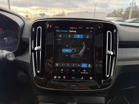 Certified 2022 Volvo XC40 P8 Recharge Ultimate image 31