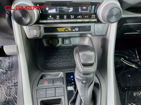 Used 2022 Toyota RAV4 LE FWD image 20