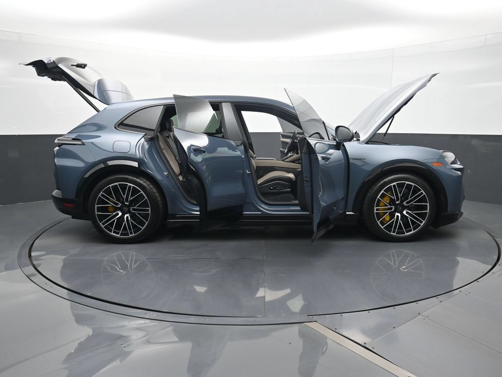 Certified 2026 Porsche Cayenne Turbo AWD/4WD image 35