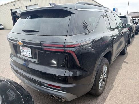 Used 2025 Chevrolet Traverse LT FWD image 2