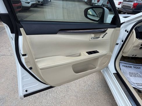 Used 2014 Lexus ES 350 w/ Luxury Package FWD image 8