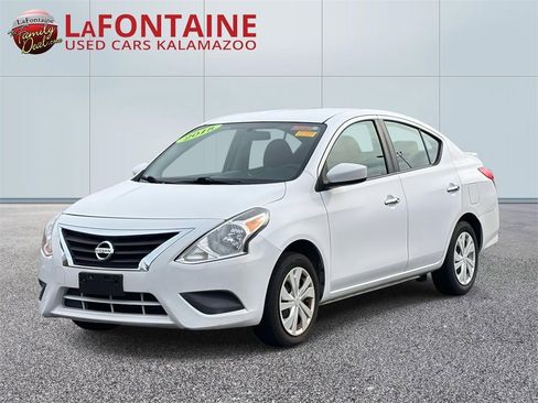 Used 2018 Nissan Versa SV image 1