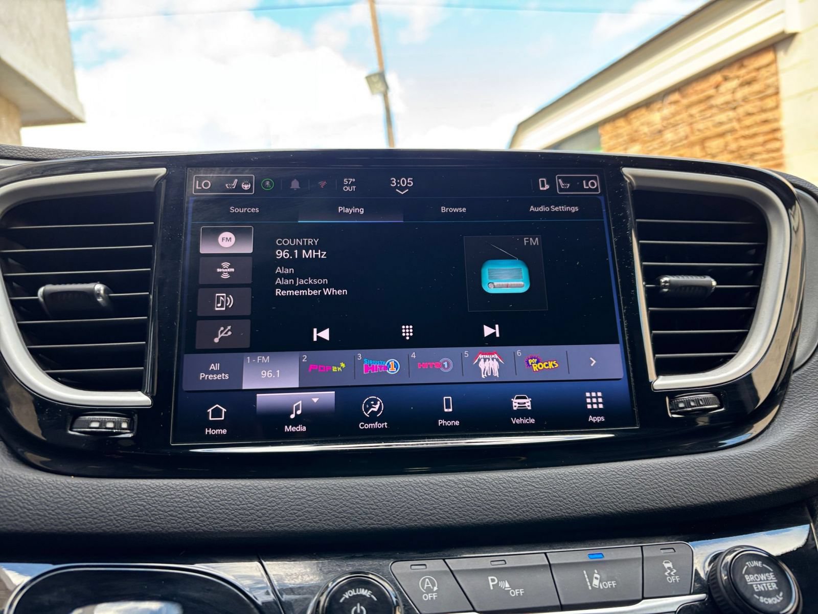 Used 2025 Chrysler Pacifica Select FWD image 19
