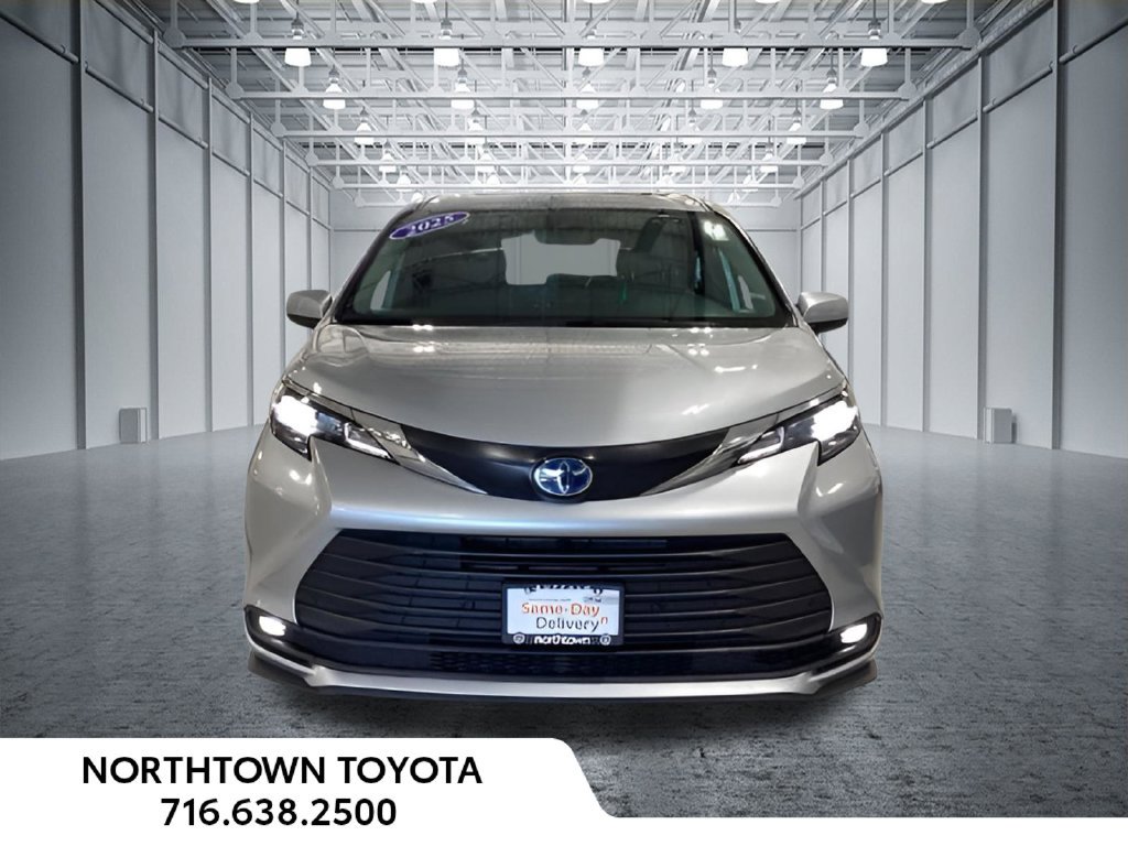 Used 2025 Toyota Sienna XLE FWD image 5