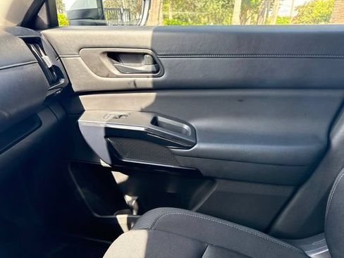 Used 2025 Nissan Pathfinder SV FWD image 12
