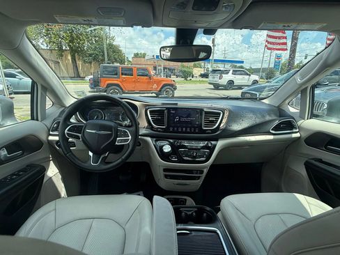 Used 2018 Chrysler Pacifica Touring-L Plus w/ Tire & Wheel Group FWD image 22