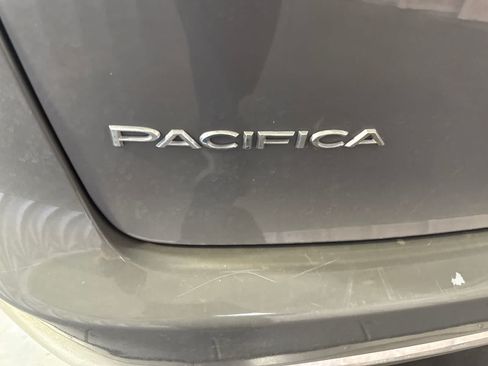 Used 2022 Chrysler Pacifica Touring-L FWD image 13
