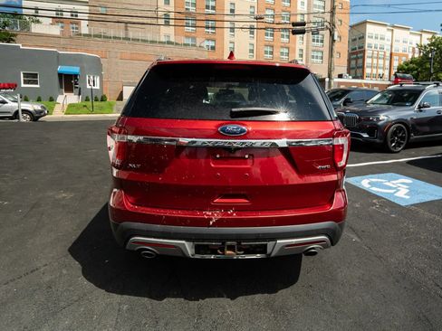 Used 2017 Ford Explorer XLT w/ Equipment Group 202A AWD/4WD image 4