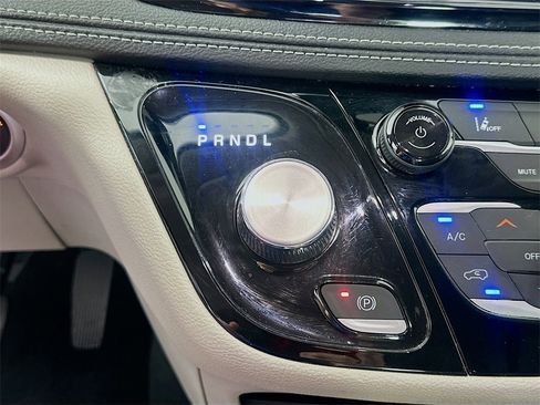 Used 2024 Chrysler Pacifica Select image 17