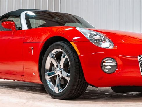 Used 2007 Pontiac Solstice Convertible w/ Premium Package image 3