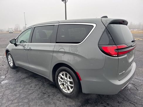 Used 2025 Chrysler Pacifica Select image 6