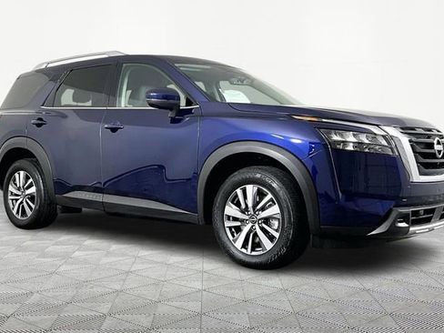 Used 2025 Nissan Pathfinder SL image 3