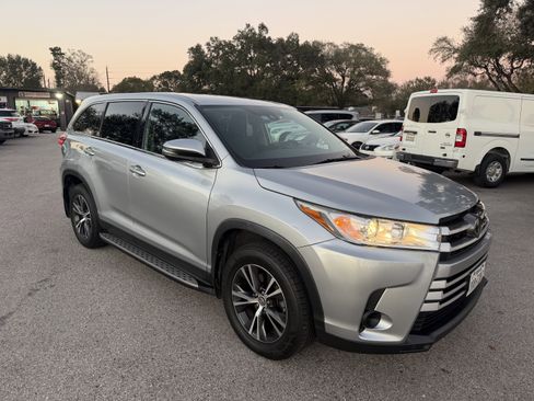Used 2019 Toyota Highlander LE image 2
