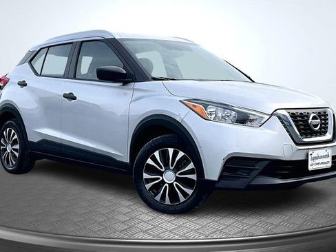 Used 2019 Nissan Kicks S image 3