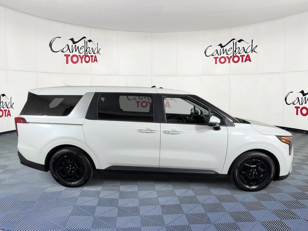 Used 2026 Kia Carnival FWD image 4