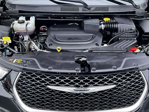 Used 2024 Chrysler Pacifica Touring-L image 9