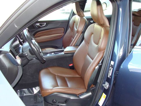 Used 2021 Volvo XC60 T5 Momentum w/ Premium Package AWD/4WD image 7