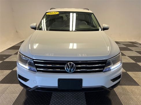 Used 2021 Volkswagen Tiguan SE image 2