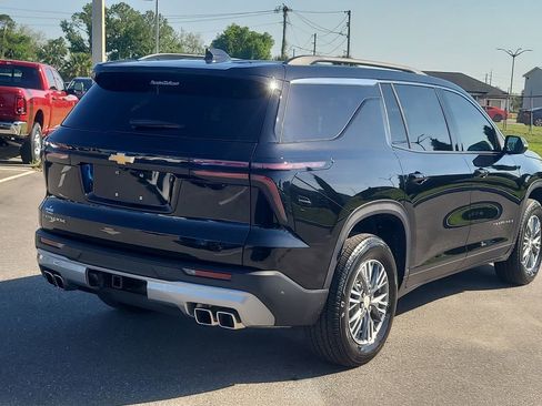 Used 2025 Chevrolet Traverse LT FWD image 4