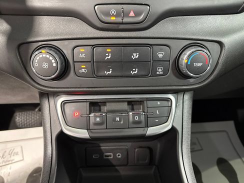 Used 2024 GMC Terrain SLE FWD image 25