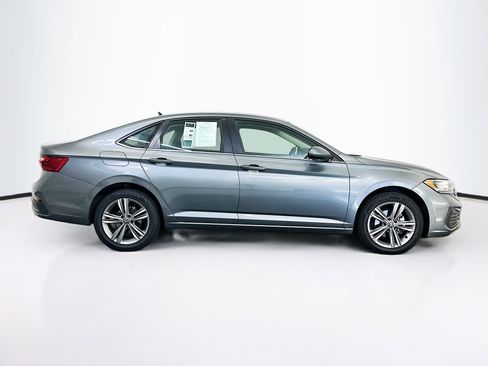 Used 2024 Volkswagen Jetta SE FWD image 10
