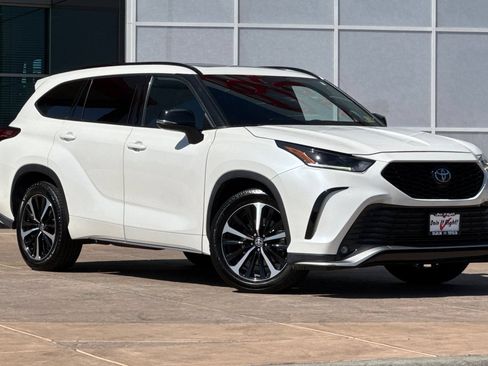 Certified 2021 Toyota Highlander XSE AWD/4WD image 2