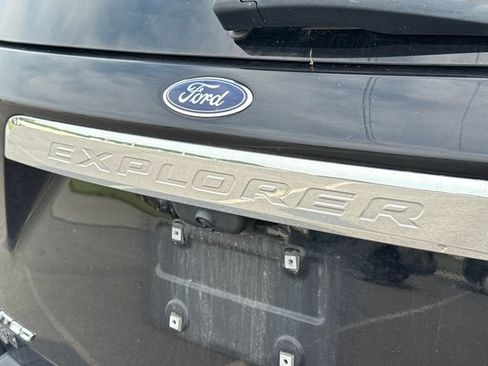 Used 2021 Ford Explorer Limited w/ Equipment Group 301A AWD/4WD image 16