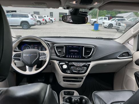Used 2018 Chrysler Pacifica Limited w/ Tire & Wheel Group FWD image 23