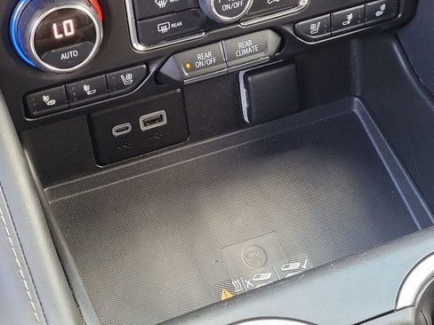 Used 2023 Chevrolet Suburban Premier image 25