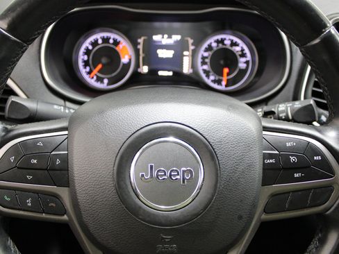 Used 2019 Jeep Cherokee Latitude Plus w/ Comfort/Convenience Group AWD/4WD image 7