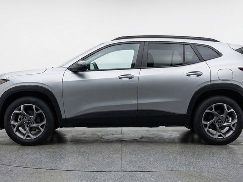 Used 2025 Chevrolet Trax LT w/ LT Convenience Package image 5