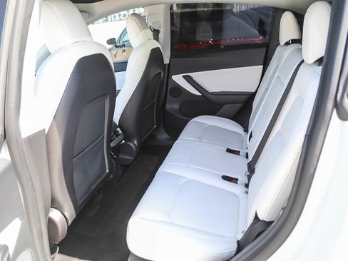 Used 2021 Tesla Model Y Long Range AWD/4WD image 18