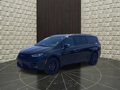 Certified 2023 Chrysler Pacifica Touring-L w/ S Appearance Package AWD/4WD image 10