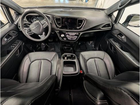 Used 2025 Chrysler Pacifica Select FWD image 11