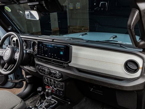 Used 2025 Jeep Gladiator Willys image 17