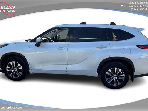 Used 2022 Toyota Highlander XLE AWD/4WD image 8