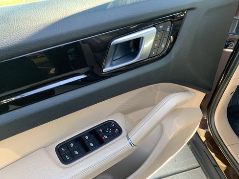 Used 2022 Porsche Cayenne Platinum Edition image 15